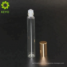 Rouleau de tourbillon de bouteille en verre sur des bouteilles blanches roulent des récipients de l&#39;huile essentielle 10ml pour le rouleau de parfum